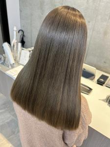 カーキベージュ　くすみカラー　ブリーチ　透明感カラー　ロング - CELL掲載