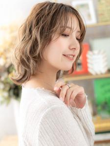 くせ毛風ラフカール透け感ミディアムウルフ　ことりベージュ - COVER HAIR bliss 川口東口駅前店【カバー ヘア ブリス】掲載