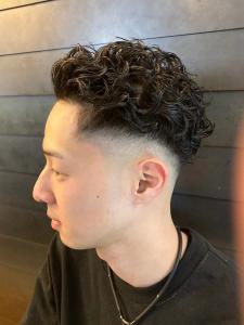 スパイラルパーマ　フェードカット　アップバング　メンズパーマ - THIS IS BARBER 2nd掲載
