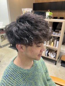 スーツ短髪ツーブロック束感モテる黒髪シークレットパーマ流行 - garden otakanomori掲載
