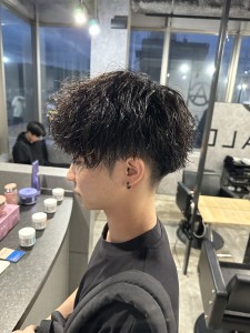 センターパート波巻きスパイラルツイストスパイラル刈り上げ - メンズヘア整形サロン GOALD 渋谷神南掲載