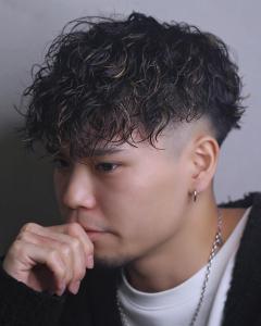 メンズヘア整形スパイラルパーマ波巻きツイストメンズパーマ髪型 - メンズヘア整形サロン GOALD 渋谷神南掲載