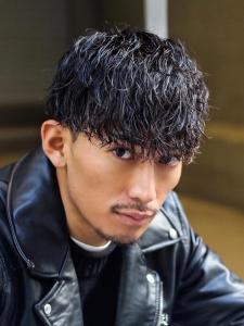 メンズヘア整形スパイラルパーマ波巻きツイストメンズパーマ髪型 - メンズヘア整形サロン GOALD 渋谷神南掲載