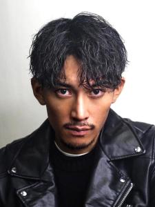メンズヘア整形スパイラルパーマ波巻きツイストメンズパーマ髪型 - メンズヘア整形サロン GOALD 渋谷神南掲載