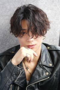 メンズヘア整形スパイラルパーマ波巻きツイストメンズパーマ髪型 - メンズヘア整形サロン GOALD 渋谷神南掲載