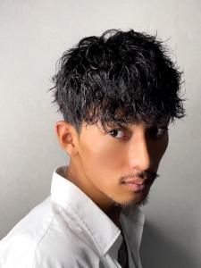 メンズヘア整形スパイラルパーマ波巻きツイストメンズパーマ髪型 - メンズヘア整形サロン GOALD 渋谷神南掲載