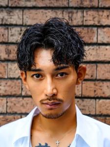 メンズヘア整形スパイラルパーマ波巻きツイストメンズパーマ髪型 - メンズヘア整形サロン GOALD 渋谷神南掲載