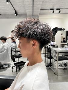 メンズヘア整形スパイラルパーマ波巻きツイストメンズパーマ髪型 - メンズヘア整形サロン GOALD 渋谷神南掲載