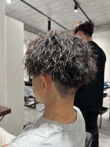 メンズヘア整形スパイラルパーマ波巻きツイストメンズパーマ髪型 - メンズヘア整形サロン GOALD 渋谷神南掲載