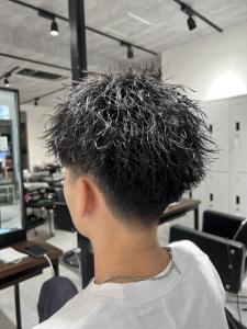 メンズヘア整形スパイラルパーマ波巻きツイストメンズパーマ髪型 - メンズヘア整形サロン GOALD 渋谷神南掲載