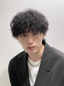 メンズヘア整形スパイラルパーマ波巻きツイストメンズパーマ髪型 - メンズヘア整形サロン GOALD 渋谷神南掲載
