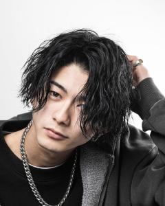 メンズヘア整形スパイラルパーマ波巻きツイストメンズパーマ髪型 - メンズヘア整形サロン GOALD 渋谷神南掲載