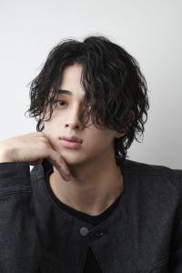メンズヘア整形スパイラルパーマ波巻きツイストメンズパーマ髪型 - メンズヘア整形サロン GOALD 渋谷神南掲載