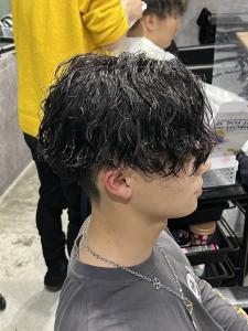 メンズヘア整形スパイラルパーマ波巻きツイストメンズパーマ髪型 - メンズヘア整形サロン GOALD 渋谷神南掲載