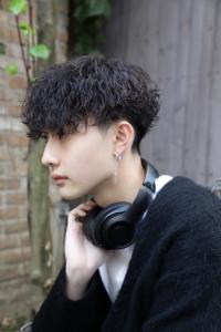 メンズヘア整形スパイラルパーマ波巻きツイストメンズパーマ髪型 - メンズヘア整形サロン GOALD 渋谷神南掲載