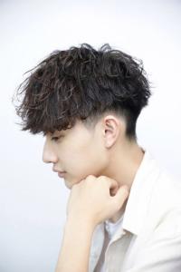 メンズヘア整形スパイラルパーマ波巻きツイストメンズパーマ髪型 - メンズヘア整形サロン GOALD 渋谷神南掲載