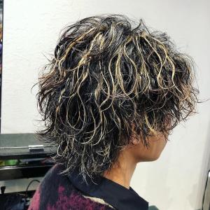 メンズヘア整形スパイラルパーマ波巻きツイストメンズパーマ髪型 - メンズヘア整形サロン GOALD 渋谷神南掲載