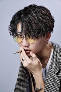 メンズヘア整形スパイラルパーマ波巻きツイストメンズパーマ髪型 - メンズヘア整形サロン GOALD 渋谷神南掲載
