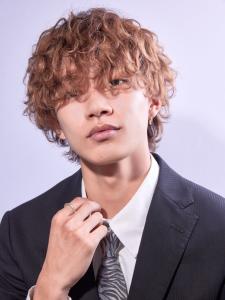 メンズヘア整形スパイラルパーマ波巻きツイストメンズパーマ髪型 - メンズヘア整形サロン GOALD 渋谷神南掲載