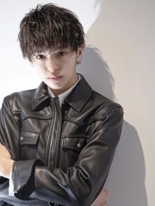 メンズヘア整形スパイラルパーマ波巻きツイストメンズパーマ髪型 - メンズヘア整形サロン GOALD 渋谷神南掲載