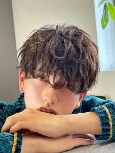 メンズヘア整形スパイラルパーマ波巻きツイストメンズパーマ髪型 - メンズヘア整形サロン GOALD 渋谷神南掲載