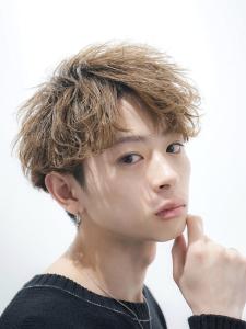 メンズヘア整形スパイラルパーマ波巻きツイストメンズパーマ髪型 - メンズヘア整形サロン GOALD 渋谷神南掲載