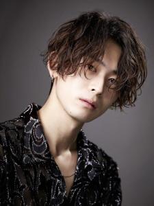 メンズヘア整形スパイラルパーマ波巻きツイストメンズパーマ髪型 - メンズヘア整形サロン GOALD 渋谷神南掲載