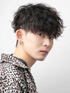 メンズヘア整形スパイラルパーマ波巻きツイストメンズパーマ髪型 - メンズヘア整形サロン GOALD 渋谷神南掲載