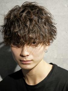 メンズヘア整形スパイラルパーマ波巻きツイストメンズパーマ髪型 - メンズヘア整形サロン GOALD 渋谷神南掲載