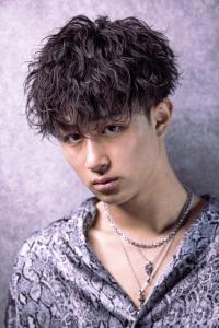 メンズヘア整形スパイラルパーマ波巻きツイストメンズパーマ髪型 - メンズヘア整形サロン GOALD 渋谷神南掲載