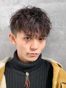 メンズヘア整形スパイラルパーマ波巻きツイストメンズパーマ髪型 - メンズヘア整形サロン GOALD 渋谷神南掲載