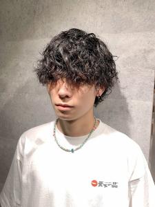 メンズヘア整形スパイラルパーマ波巻きツイストメンズパーマ髪型 - メンズヘア整形サロン GOALD 渋谷神南掲載