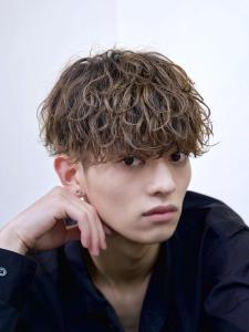 メンズヘア整形スパイラルパーマ波巻きツイストメンズパーマ髪型 - メンズヘア整形サロン GOALD 渋谷神南掲載