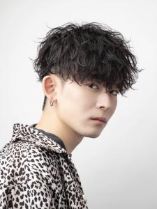 メンズヘア整形スパイラルパーマ波巻きツイストメンズパーマ髪型 - メンズヘア整形サロン GOALD 渋谷神南掲載