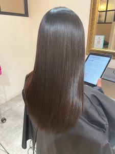 丸型卵形ストレートレイヤーエアリーロング美髪アッシュブラウン - N° jillva 立川掲載