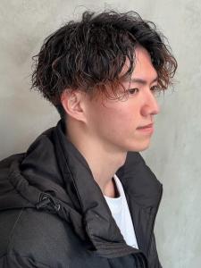 スパイラルパーマ　ツーブロック　センターパート