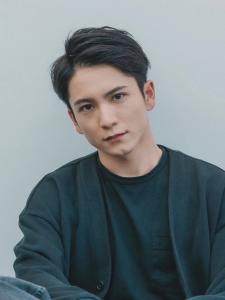 スーツ黒髪ショートマッシュ爽やかツーブロックゆるパーマ - Ve-nus 宇品店掲載