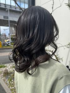 艶髪ミディアム×黒髪×コテ巻きアレンジ - NAKAO COIFFURE掲載