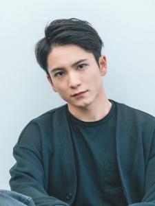 スーツ黑髪ショートマッシュ 爽やかツーブロックゆるパーマ - beauty:beast 熊本上通り店掲載
