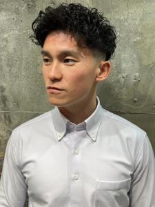 スキンフェード　無造作　ラフパーマ　アップバング　束感　黒髪 - MEN'S SALON alfRed 瑞穂店掲載