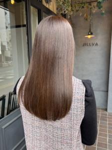 丸型卵形ストレートレイヤーエアリーロング美髪アッシュブラウン - N° jillva 立川掲載