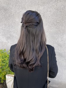 お呼ばれヘアセット人気スタイル　上品なハーフアップアレンジ - MANOHARU掲載