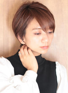 小顔美髪イメチェンピンクブラウン切りっぱなしボブショート