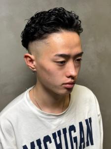スキンフェード　波巻きパーマ　スペインカール　ハードパーマ - 完全個室 THIS IS BARBER 3rd掲載
