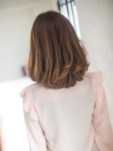 ベージュ系カラーのくびれ小顔ゆるふわミディ - hair garden Rold掲載