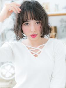 くせ毛風フェザーバング黒髪ニュアンスボブ　アッシュブラック - mod's hair 越谷西口店【モッズヘア】掲載