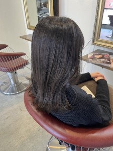 ミディアムレイヤー×ダークグレージュ - Lourdes hair design掲載