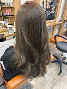 たっぷりレイヤーカットエアリーロング美髪フォギーベージュ渋谷 - Dijon 髪質改善×ダブルカラー×縮毛矯正 渋谷 原宿 表参道【ディジョン】掲載