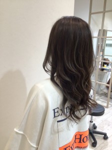 綺麗めブルーグレージュカラー - LOHAS Hair ANGIE掲載