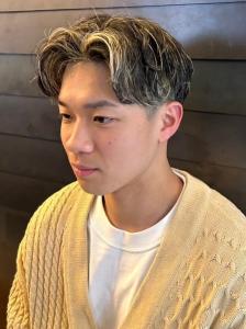 センターパート　ナチュラルパーマ　金髪メッシュ - THIS IS BARBER 2nd掲載